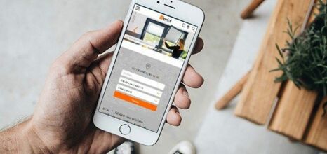 Person benutzt die erfal App auf einem Handy